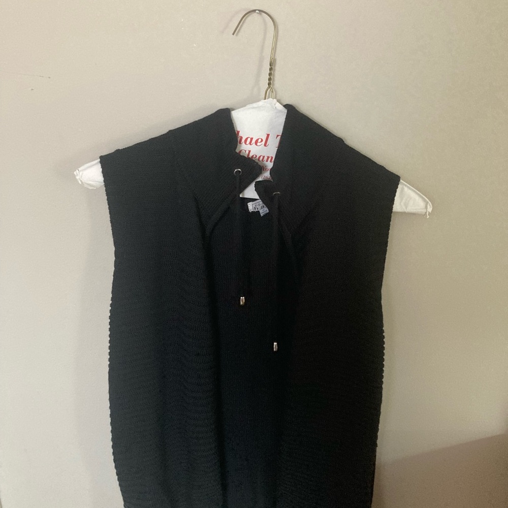 KEREN hart Black Sleeveless Knit Hooded Top